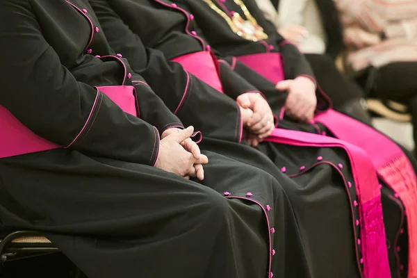 Ιερείς Επίσκοποι Κάθονται Μια Καρέκλα Και Κρατούν Χέρια Τους Εικόνα Αρχείου