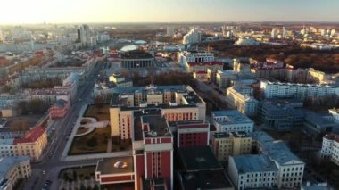 Şehir merkezinin güzel benzersiz manzarası yükseklikten. Yukarıdan Minsk Şehri