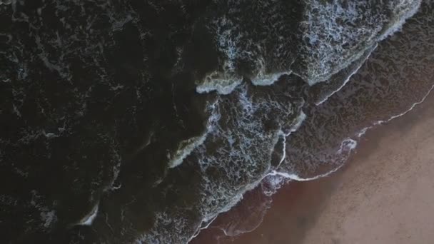 Маленький Человек Гуляет Пляжу Рядом Бушующим Морем Сильными Волнами — стоковое видео