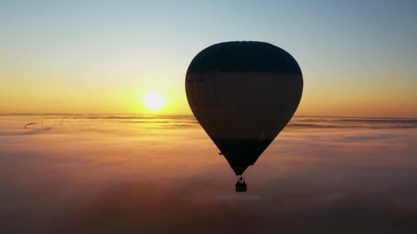 一个富饶的晨景 有一个气球在太阳和红雾的背景下 — 图库视频影像