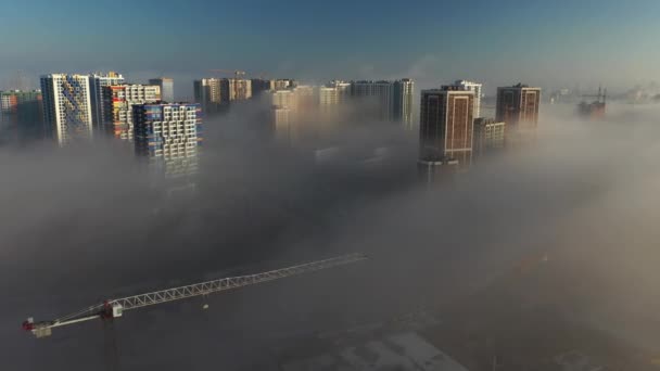 Beau Brouillard Dans Quartier Résidentiel Ville Avec Nouveaux Bâtiments — Video