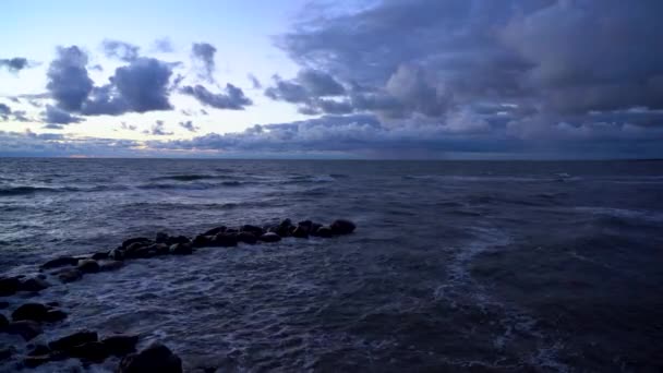 Fırtınanın Arka Planında Güzel Bir Günbatımı Denizden Büyük Bir Fırtına — Stok video