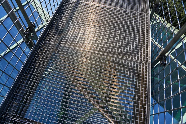 Лестница Нержавеющей Стали Стеклянном Фоне Металлическая Защита Стеклянной Крыши Современном — стоковое фото