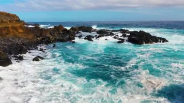 Atlantik Okyanusu 'nun Kanarya Adaları' ndaki sörfü. İspanya. Tenerife Adası