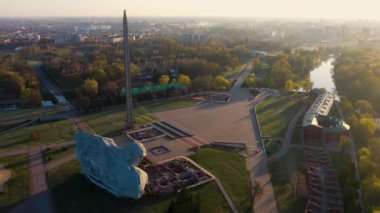 Brest kalesi ve süngülü dikilitaş, şehri gören bir dron tarafından çekilen manzara