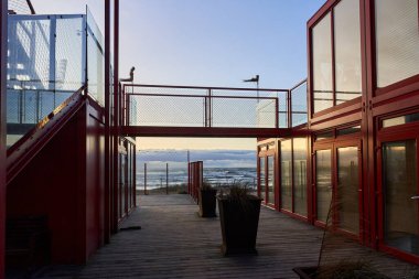 Deniz manzarası çok güzel. Deniz kenarında yaşama kavramı. Denize Taşınma