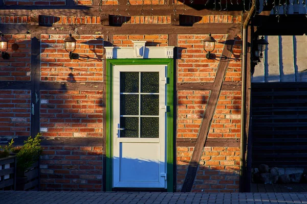 Schöne Strukturierte Wand Mit Einer Tür Und Einem Ziegelmuster Die — Stockfoto