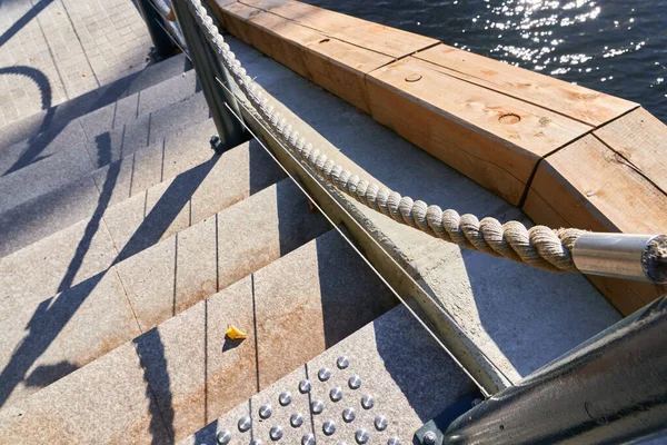 堤防の近くにロープ手すりのある大理石のパラペットと階段 — ストック写真