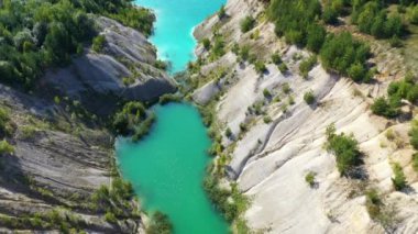Mavi göllerin ve ormanın üst manzarası. Beyaz Rusya. Belarus Maldivleri