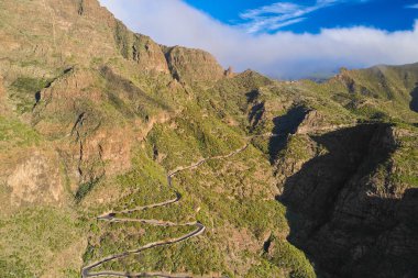 Dağlık bir bölgede yılan gibi. Bir dağ sırasının zor bir bölgesinde bir otoyol.