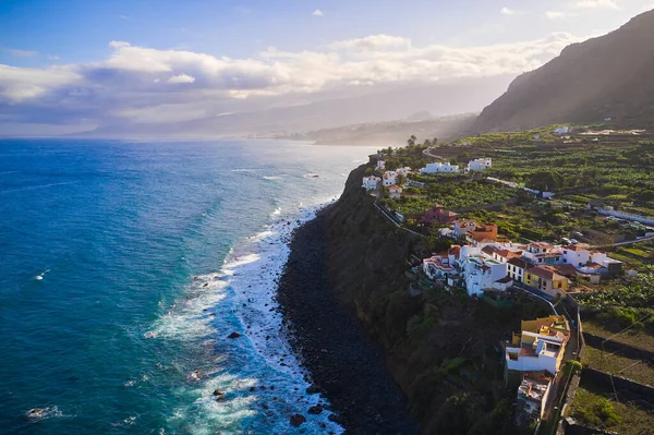 Okyanusun kıyısındaki manzara. İspanya 'daki Tenerife Adası Atlantik Okyanusu' nda