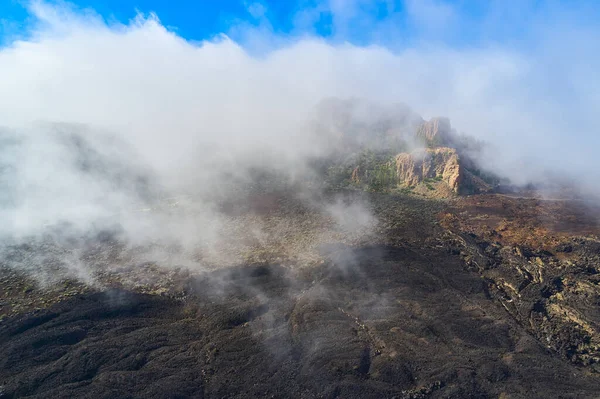 炽热的熔岩慢慢冷却 破坏植被 火山附近的景观 — 图库照片