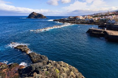 İspanya 'nın Tenerife adasının küçük bir kasabasındaki sahil şeridi. Turistler için bir tatil yeri
