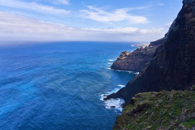Büyük bir kaya ve Atlantik Okyanusu 'nun olduğu hoş bir manzara. Doğal element.
