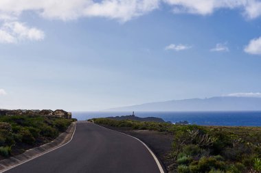 Deniz feneri manzaralı manzara ve sisli ada. Tenerife Adası