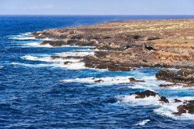 Tenerife kıyısı yakınında Atlantik Okyanusu sörfü