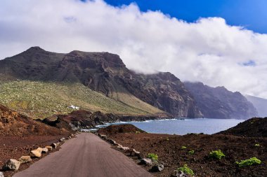 Okyanus manzarası ve büyük kayalar. İspanya 'da inanılmaz bir arazi.