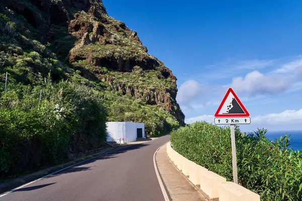 Gevaarlijke Bergweg Rotsen Met Uitzicht Oceaan — Stockfoto