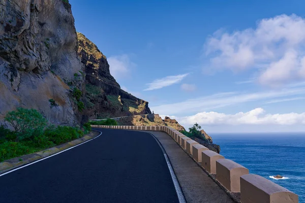 Gevaarlijke Bergweg Achtergrond Van Oceaan Bij Klif — Stockfoto