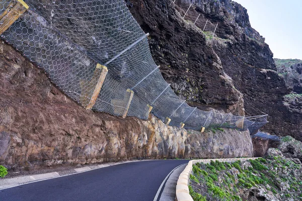 Een Gevaarlijke Weg Bergen Waar Vaak Aardverschuivingen Optreden Veiligheidsnet Tegen — Stockfoto