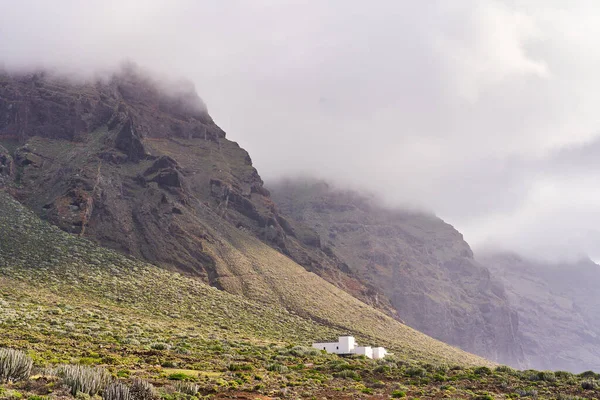 山区的经典风景 一座小白屋矗立在山中 一个人生活的地方 — 图库照片