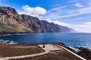 Kayalık kıyıların şaşırtıcı şekilleri ve çizgileri. Okyanus kıyısında uçurumu olan güçlü bir sahil şeridi.