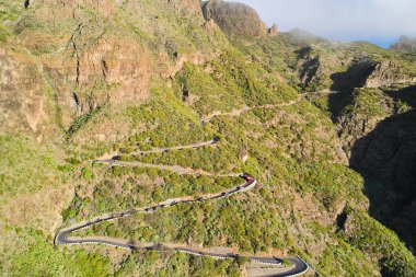 Dağlardaki yılan yolunun en üst manzarası. Güzel bir yolu ve arabası olan bir dağ geçidi.