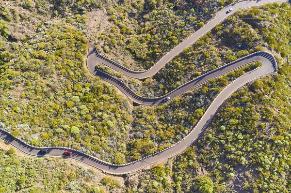 Dağın Alçak Kesimlerindeki Yılan Yolunun Üst Manzarası — Stok fotoğraf