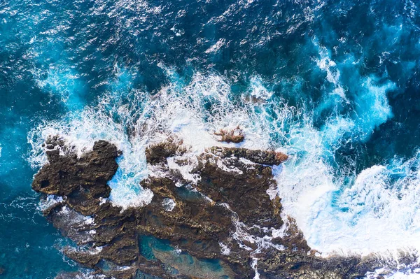 Kamenů Vaří Slaná Mořská Voda Mocné Vlny Narážejí Skály — Stock fotografie