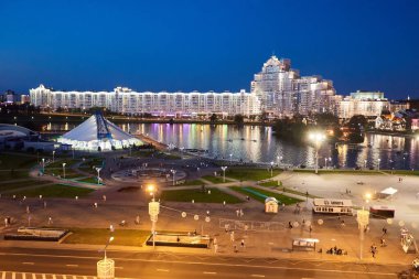 Minsk, Belarus - 18 Ağustos 2019 - Gece vakti Nemiga Central caddesinin görüntüsü