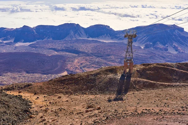 Teleferikli Dağların Manzarası Uçurumun Kenarındaki Füniküler Kule — Stok fotoğraf