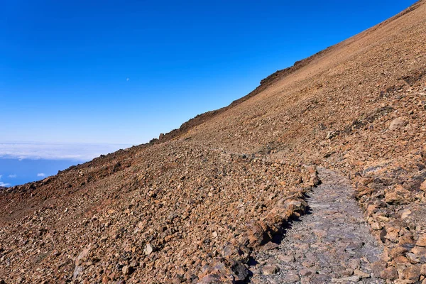 从一个大斜坡看火山山顶上的景观 旧火山的岩石和多孔岩石 — 图库照片