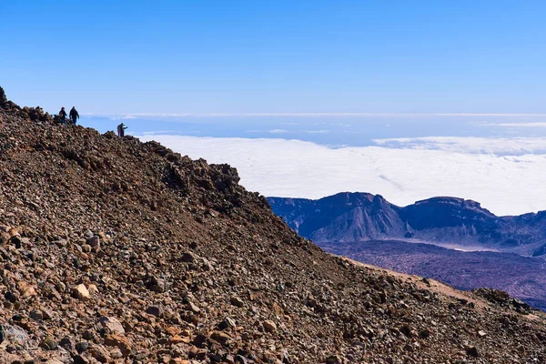 天气晴朗时登山者视察一座年轻的火山 — 图库照片