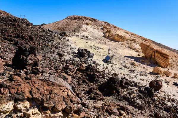 Equipo Sísmico Investiga Cima Del Volcán Entre Las Rocas — Foto de Stock