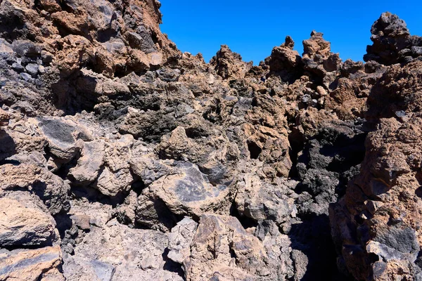 火山表面的纹理 浮石和冰冷的熔岩映衬着蓝天 — 图库照片