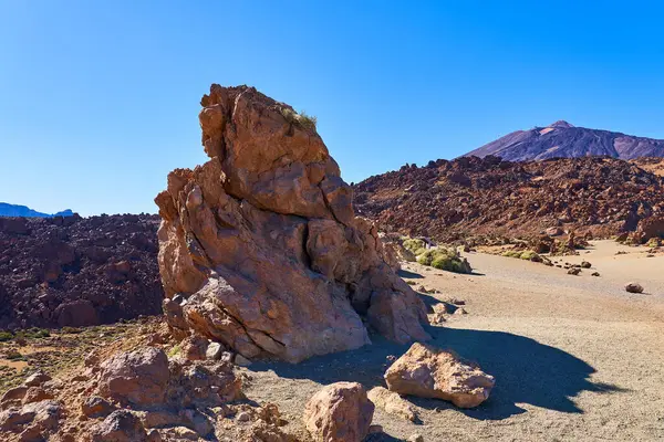 一片死气沉沉的沙漠 到处都是岩石和熔岩残留物 西班牙有一座火山的高山景观 — 图库照片