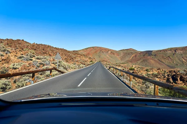Widok Okna Jadącego Samochodu Pustej Opuszczonej Autostradzie Pustyni Skałami Kaktusami — Zdjęcie stockowe