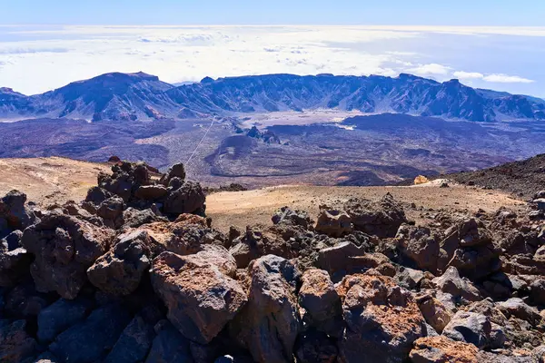 古い絶滅した火山の高さからの眺め 選択的なフォーカス ぼやけた前景 — ストック写真