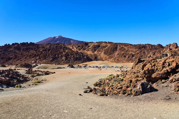 在火山脚下的沙漠中停放现代汽车 — 图库照片