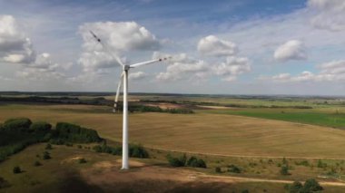 Geniş rüzgar türbinleri. Havada bıçaklar var. Alternatif enerji