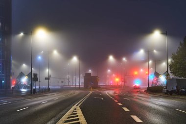 Varşova, Polonya - 22 Ekim 2023 - sis sırasında boş gece sokakları. Ülkede tecrit