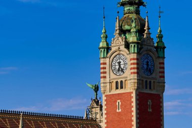 Gdansk, Polonya - 26 Haziran 2023 - tren istasyonunun ana binasının kulesinin bir parçası