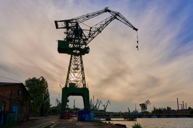 GDANSK, POLAND - 26 Haziran 2023 - Gün batımının arka planında iskele vinci