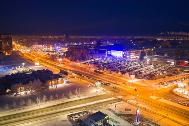 Klaipeda, Litvanya - 10 Aralık 2022 - şehirdeki büyük bir alışveriş merkezi manzarası. Akropolis Merkezi