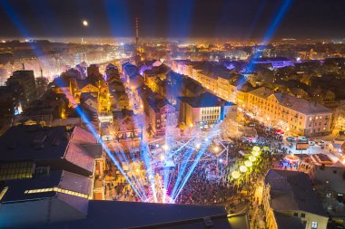 Klaipeda, Litvanya - 10 Aralık 2022 - Noel kutlamaları sırasında güzel ışıklandırma