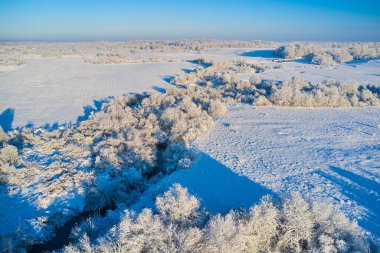 Soğuk bir kış gününde şiddetli bir kar yağışı sonrasında kırsal bölgeler ve tarlalar