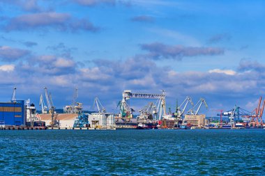 GDYNIA, Polonya - 13 Ağustos 2023 - Gdynia Limanı ve sanayi bölgesi