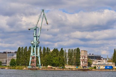 Gdansk, POLAND - 13 Ağustos 2023 - İskele vincinin basit bir görüntüsü