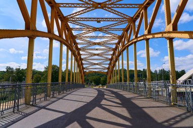 GDANSK, POLAND - 13 Ağustos 2023 - Şehir merkezinde yaya metal köprüsü