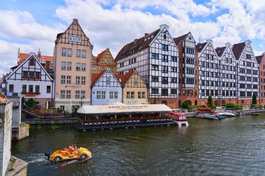 Gdansk, Polonya - 13 Ağustos 2023 - Şehrin eşsiz mimarisine sahip turistik bölgesi